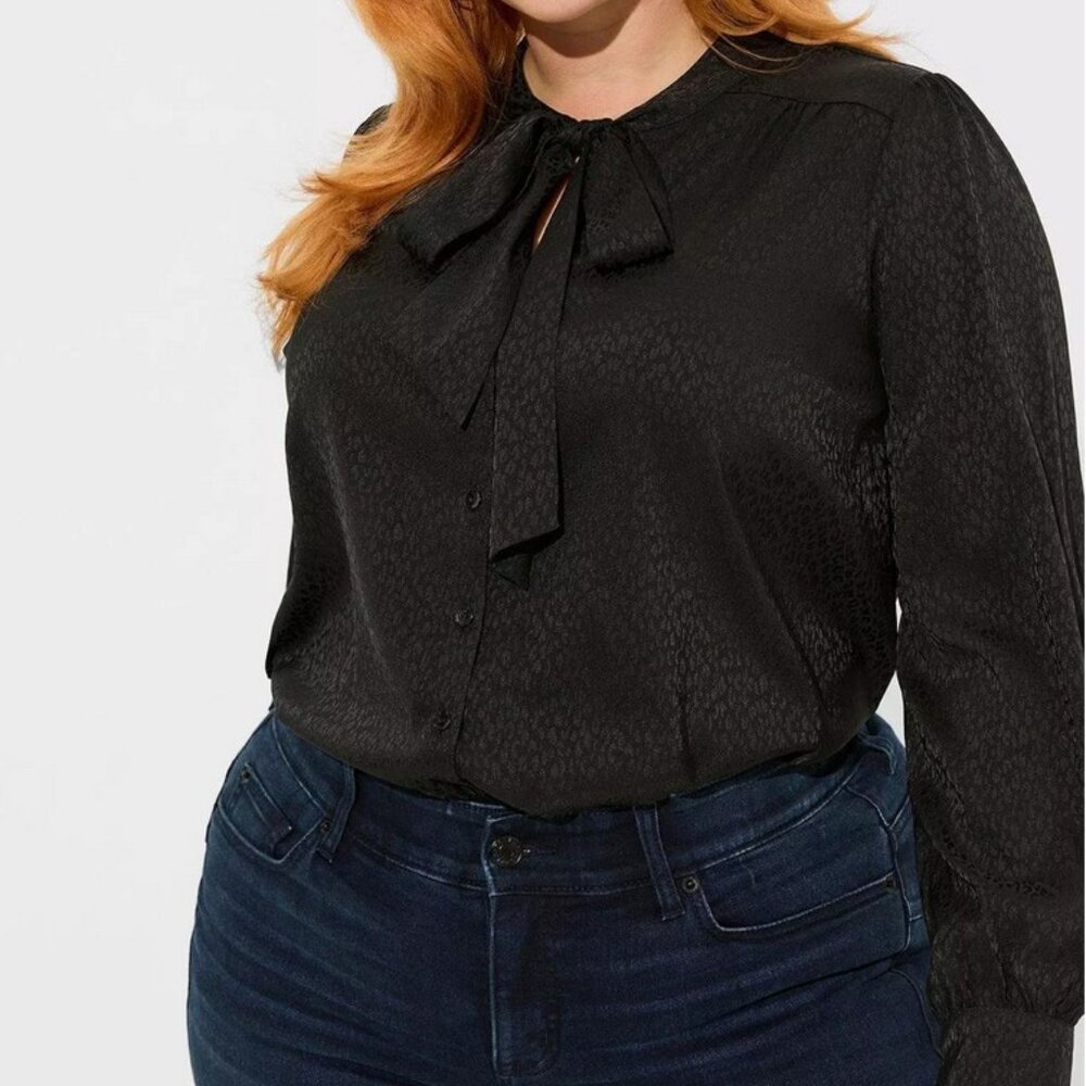 Torrid Satin Jacquard Tie Neck Button Up Blouse Sz 3